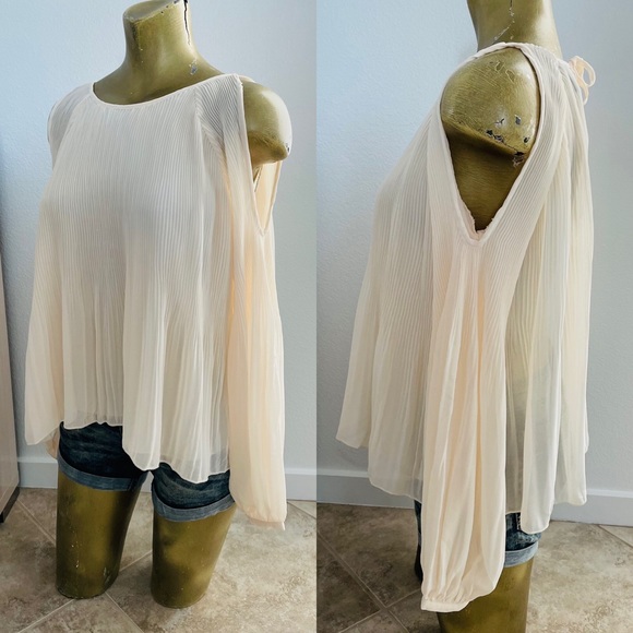 NWT $130 ROMEO & JULIET COUTURE Ivory COLD SHOULDER Pleated Blouse Small - Picture 1 of 8